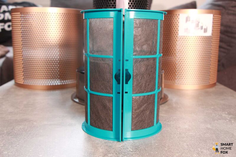 Der blaue Katalytische Filter (Anti Formaldehyde Filter) vom Dyson Purifier Hot+Cool Formaldehyde HP09 steht auf einem Tisch.